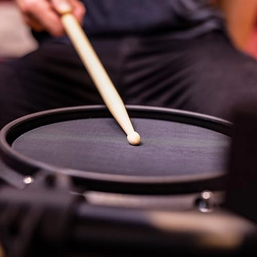 Alesis Turbo Mesh Kit – Electric Drum Set With 100  Sounds, Quiet Mesh Drum Pads, Drum Sticks, Connection Cables, Drum Lessons