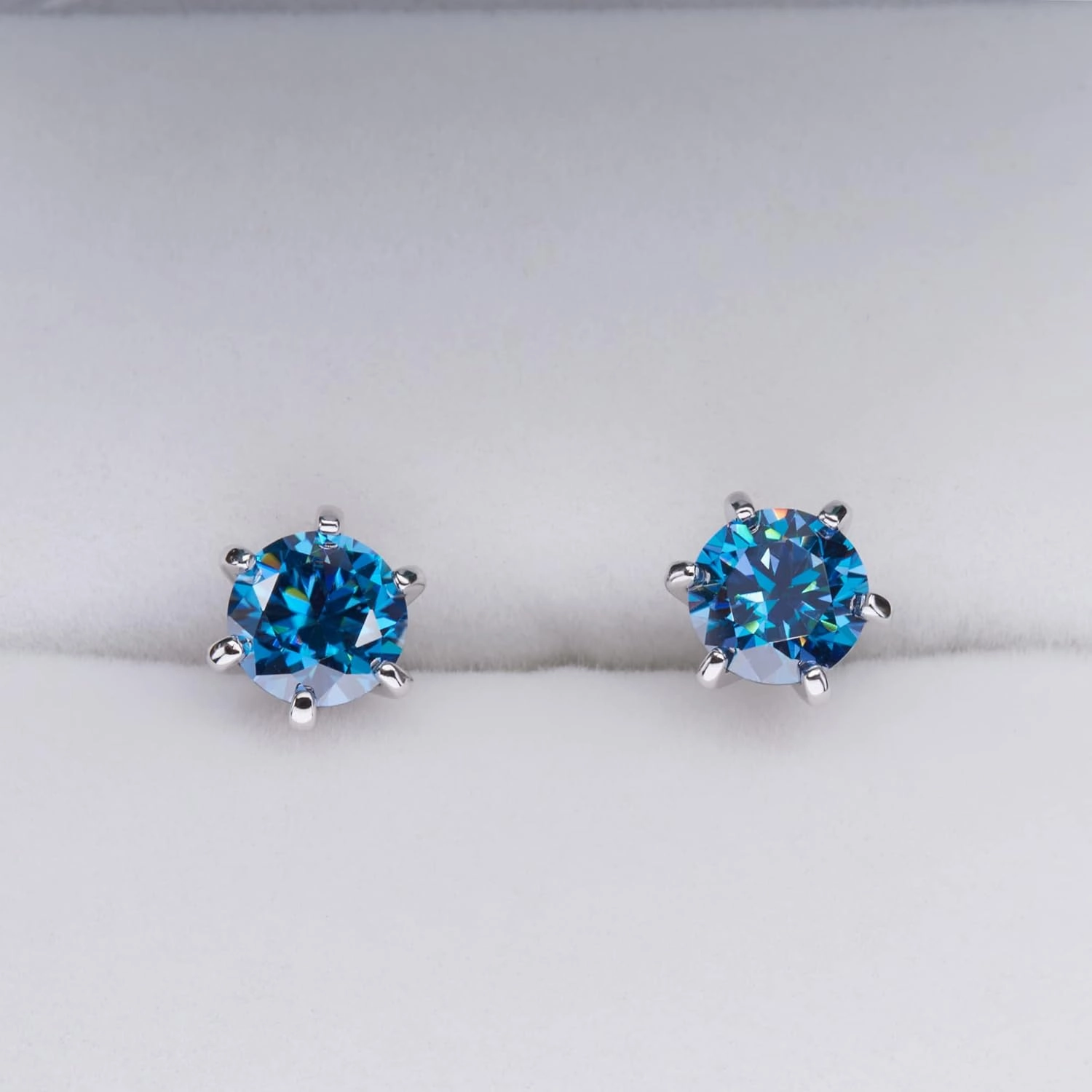 GIGAJEWE Moissanite Stud Earring Round Cut Total 2.0ct,18K White Gold Plated Silver Earring for Women Men…