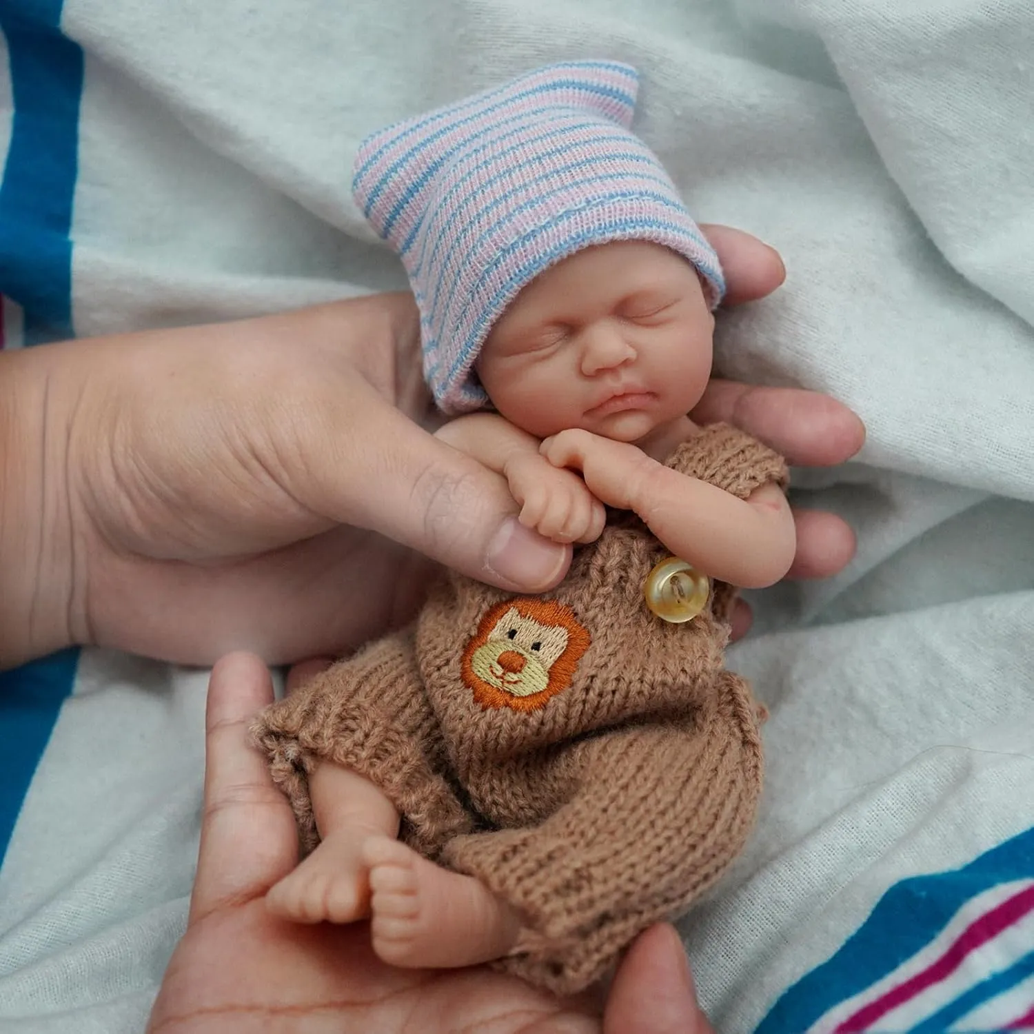 Miniature Silicone Full Body 7 Inch Realistic Newborn Doll Lifelike Sleeping Eyes Closed Baby Boy The Look Real Doll with Clothes Accessories Gift Box Set