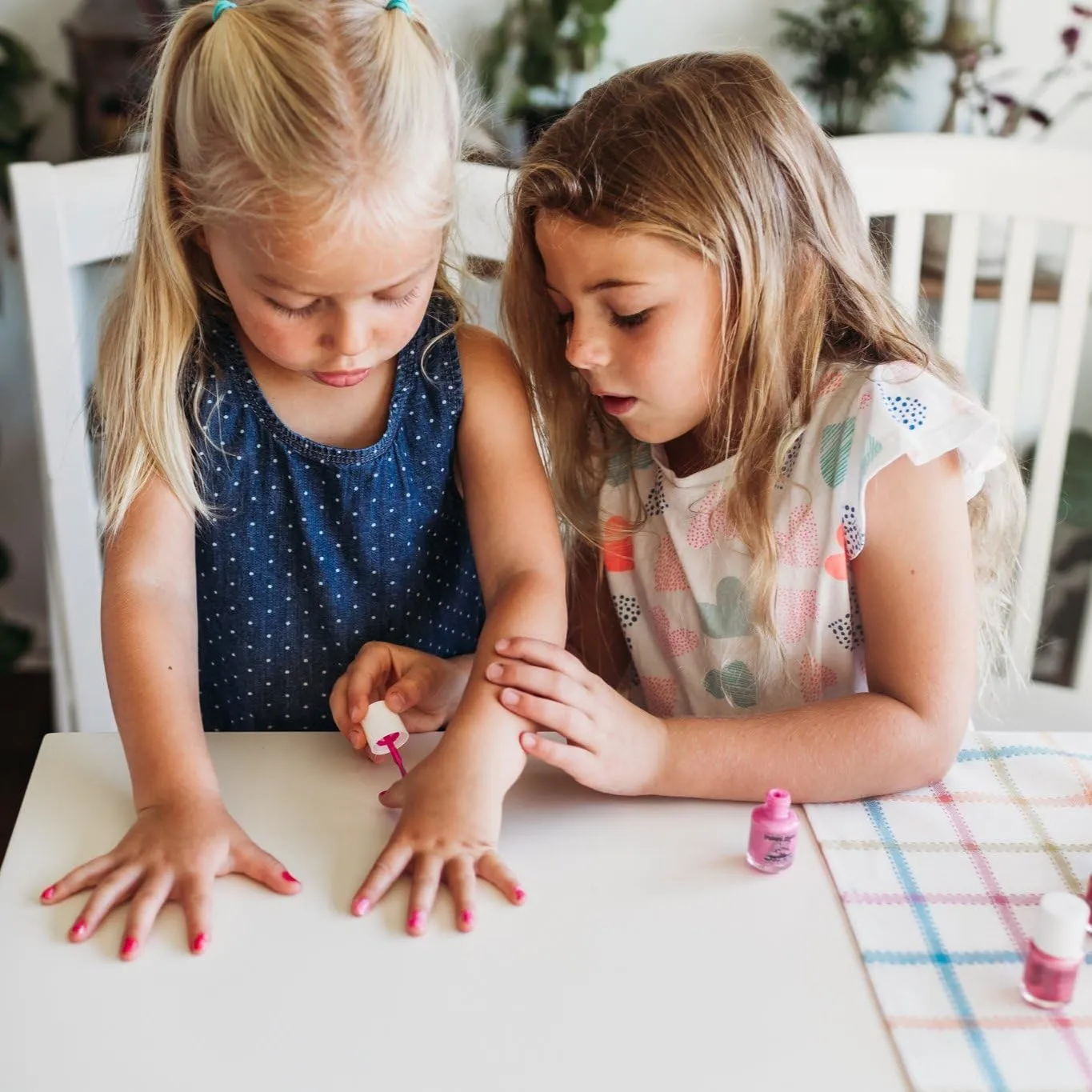 Piggy Paint | 100% Non-Toxic Girls Nail Polish | Safe, Cruelty-free, Vegan, & Low Odor for Kids | Rainbow Party (3 Polish   Nail Art Gift Set)