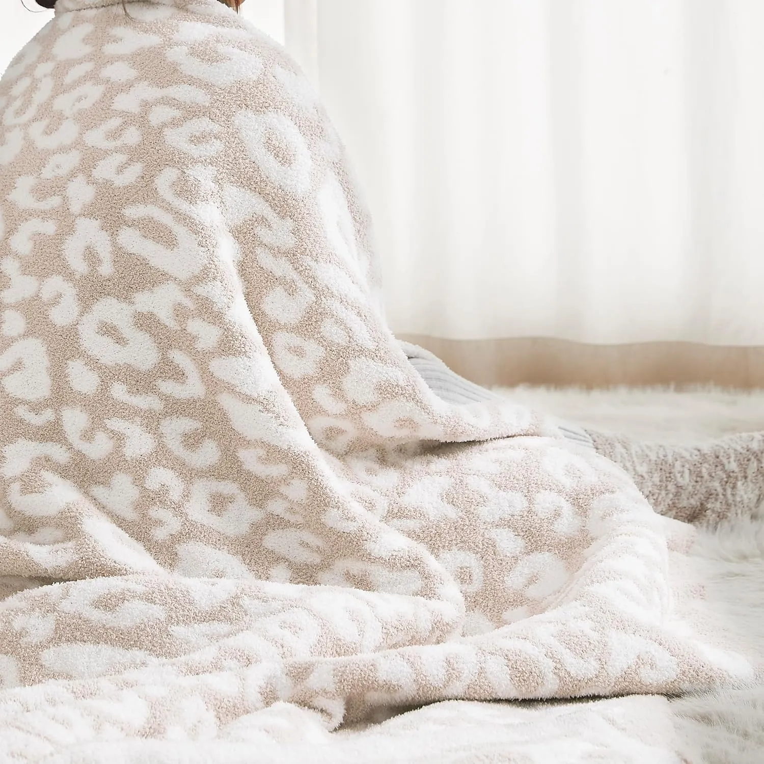 R.SHARE Beige Leopard Cheetah Print Throw Blanket 50x70 Inch Reversible, Super Soft Feather Knit Microfiber Comfy Cozy Lightweight Fluffy Fuzzy Warm Cute for Couch Sofa Chair Bed
