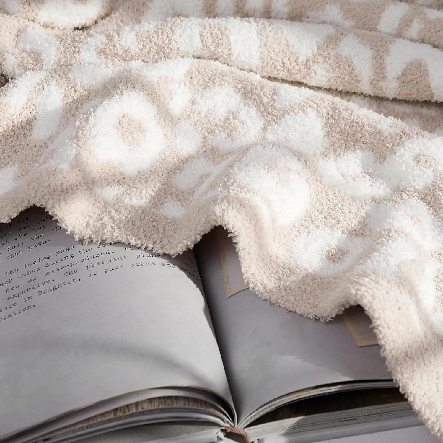 R.SHARE Beige Leopard Cheetah Print Throw Blanket 50x70 Inch Reversible, Super Soft Feather Knit Microfiber Comfy Cozy Lightweight Fluffy Fuzzy Warm Cute for Couch Sofa Chair Bed